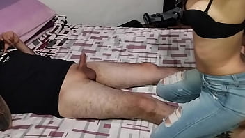 Chica cachonda que conoci en tinder me da una mamada y se traga mi leche