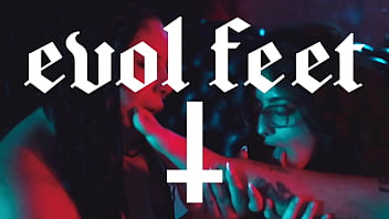 Foot lesbian orgy in bed