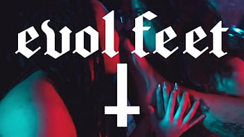 Foot lesbian orgy in bed