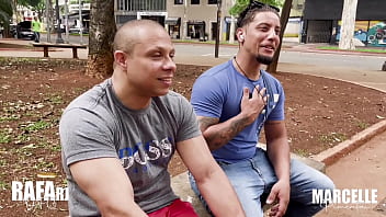 Chamei meus primos dotados para uma brincadeira gostosa comigo e minhas colegas de trabalho