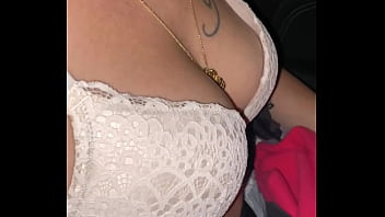 Dans La Voiture Je Me Déshabille Pour Enlever Mon Sous Pull Pour Que Je Puisse thumbnail