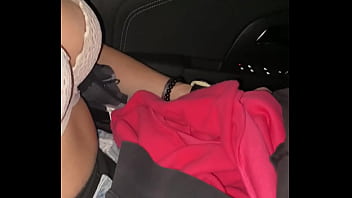 Dans la voiture je me déshabille pour enlever mon sous pull pour que je puisse