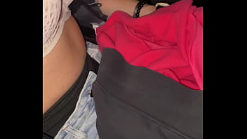 Dans la voiture je me déshabille pour enlever mon sous pull pour que je puisse