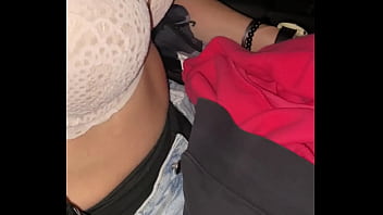 Dans la voiture je me déshabille pour enlever mon sous pull pour que je puisse