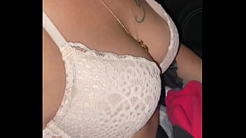 Dans la voiture je me déshabille pour enlever mon sous pull pour que je puisse