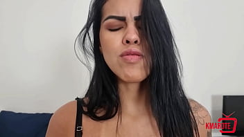 Morena safada mostrando como deixa um pau latejando até gozar