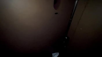 Comi a novinha casada dentro da cabine do swing e enchi ela de leite