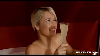 Joycen and keana moire let their fingers do the fucking before a toy