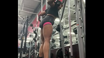 Muscle mommy leg day