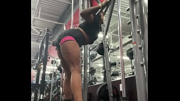 Muscle mommy leg day