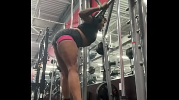 Muscle mommy leg day