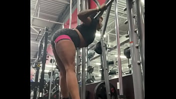 Muscle mommy leg day