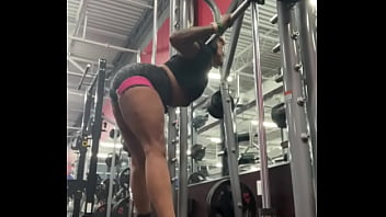 Muscle mommy leg day