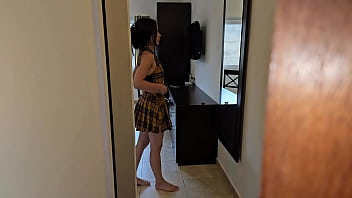 Colegiala cachonda folla con su padrastro