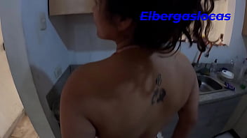 Follando A Mi Madrastra En La Cocina En Una Reunion Familiar Ella Se Exito Tanto Al Ver Como Cocinaba Que Quiso Probar Un Poco Del Chef thumbnail