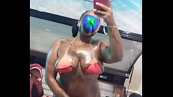 Pretinha pretona chocolatuda vem se lambuzar babys