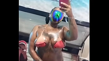 Pretinha pretona chocolatuda vem se lambuzar babys