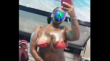 Pretinha pretona chocolatuda vem se lambuzar babys