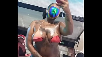 Pretinha pretona chocolatuda vem se lambuzar babys