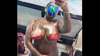 Pretinha pretona chocolatuda vem se lambuzar babys