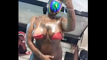 Pretinha pretona chocolatuda vem se lambuzar babys