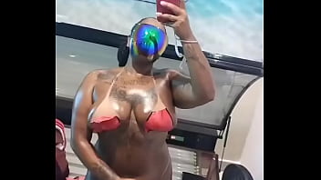 Pretinha pretona chocolatuda vem se lambuzar babys