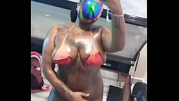 Pretinha pretona chocolatuda vem se lambuzar babys