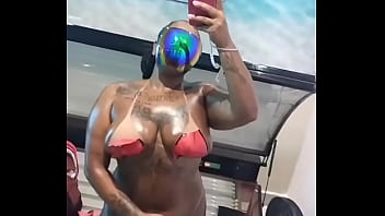 Pretinha pretona chocolatuda vem se lambuzar babys