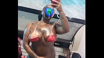 Pretinha pretona chocolatuda vem se lambuzar babys