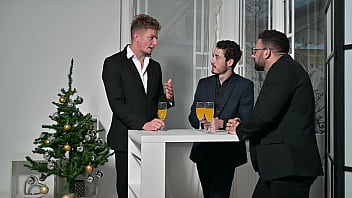 Free scene christmas cuties eden ivy and leya desantis invite neighbours in for festive dp gangbang gp3153