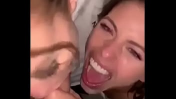 Chico con suerte es recibido por sus primas Chico con suerte es recibido por sus primas