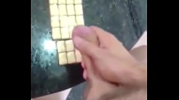 Suzie slut comendo chocolate com porra