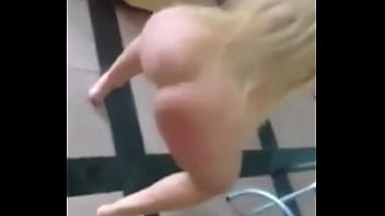 Suzie slut comendo chocolate com porra