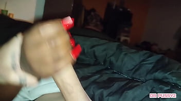 Fui ver netflix com o meu meio irmão e pedi uma massagem na mão e olha o que ele fez com ela no seu pau enorme e duro