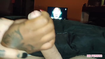 Fui ver netflix com o meu meio irmão e pedi uma massagem na mão e olha o que ele fez com ela no seu pau enorme e duro