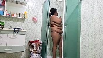 Madrasta tomando banho com seus grandes peitos