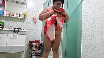 Madrasta tomando banho com seus grandes peitos