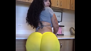 Mujer culona le encanta mover el culo