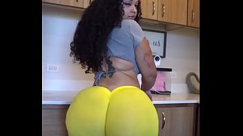 Mujer culona le encanta mover el culo