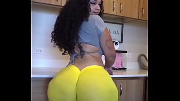 Mujer culona le encanta mover el culo