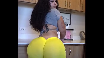 Mujer culona le encanta mover el culo