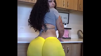 Mujer culona le encanta mover el culo