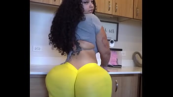 Mujer culona le encanta mover el culo