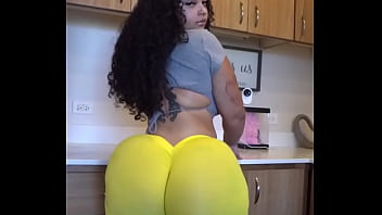 Mujer culona le encanta mover el culo