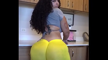 Mujer culona le encanta mover el culo