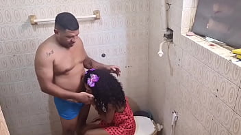 Fodi o cu da minha enteada novinha no banheiro na pele