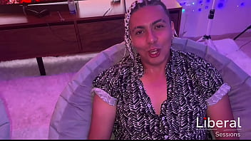 Joven gatita petite teniendo sexo amateur por primera vez frente a cámara