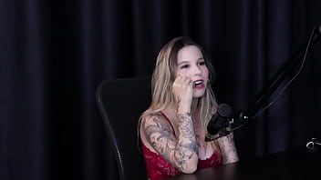 Ruiva safada mostra seus enormes peitos após dizer que sempre foi exibida nunca fez menage participou da casa das pimentinhas vai sambar no carnaval e seu lugar inusitado isadora closel