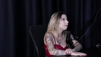 Ruiva safada mostra seus enormes peitos após dizer que sempre foi exibida nunca fez menage participou da casa das pimentinhas vai sambar no carnaval e seu lugar inusitado isadora closel