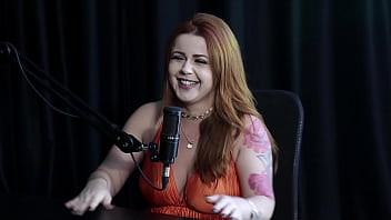 Ruiva safada mostra seus enormes peitos após dizer que sempre foi exibida nunca fez menage participou da casa das pimentinhas vai sambar no carnaval e seu lugar inusitado isadora closel